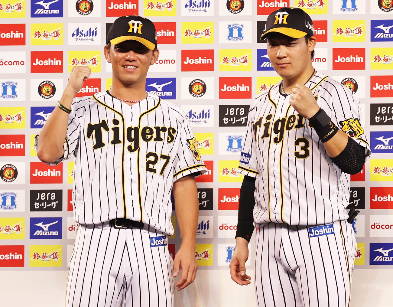 阪神対中日　ヒーローインタビューでポーズを決める伊藤将（左）と大山（撮影・清水貴仁）