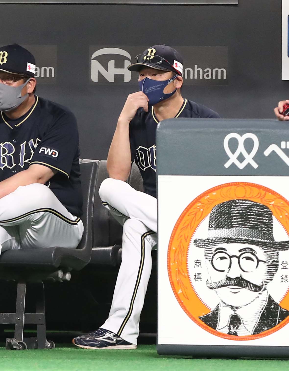 日本ハム対オリックス　ベンチで渋い表情の中嶋監督（撮影・黒川智章）