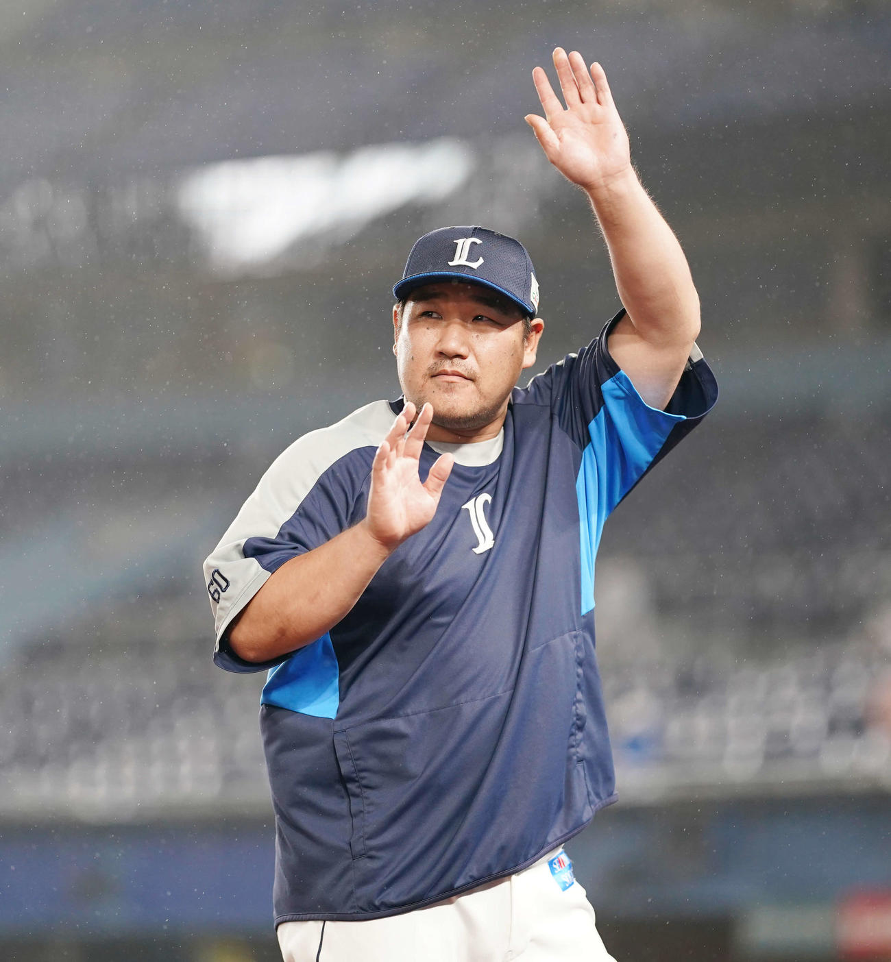 ロッテ対西武　ロッテに勝利し、声援に応える西武中村（撮影・鈴木みどり）