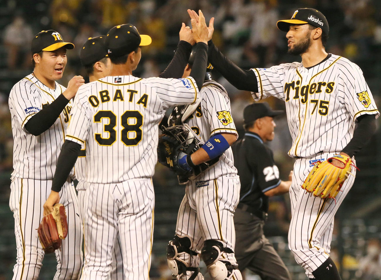 阪神対中日　試合を締めたスアレス（右）はナインとタッチを交わす（撮影・上山淳一）