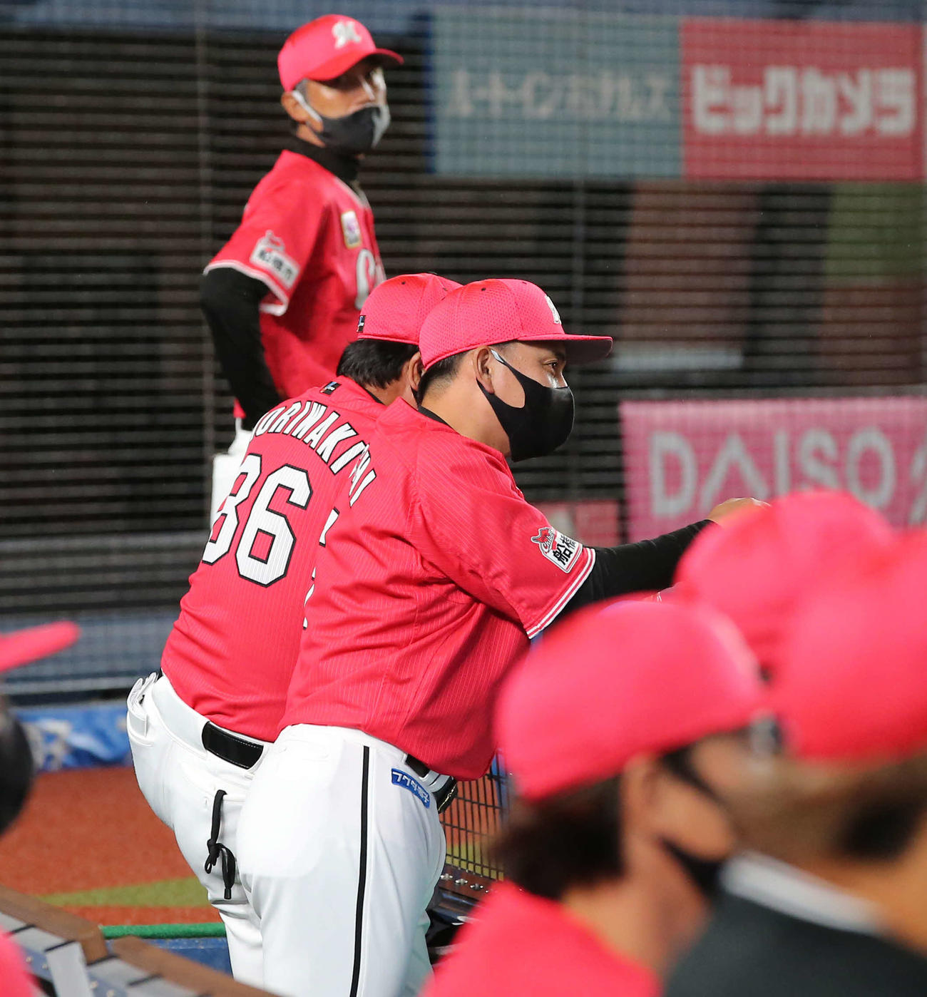 ロッテ対西武　8回、戦況を見つめるロッテ井口監督（中央）（撮影・井上学）