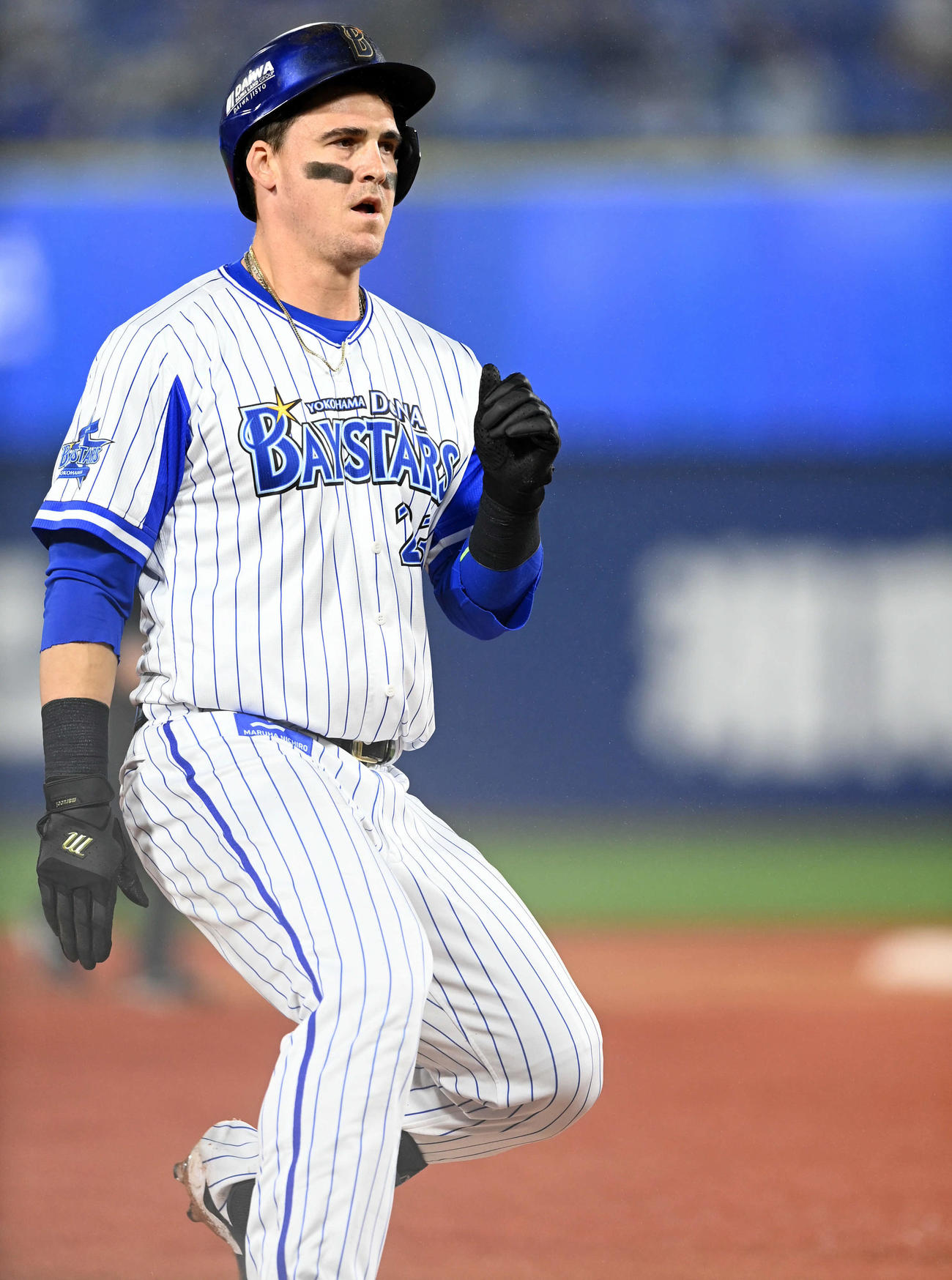 DeNA対広島　1回裏DeNA1死二塁、右越えに適時三塁打を放つオースティン（撮影・たえ見朱実）