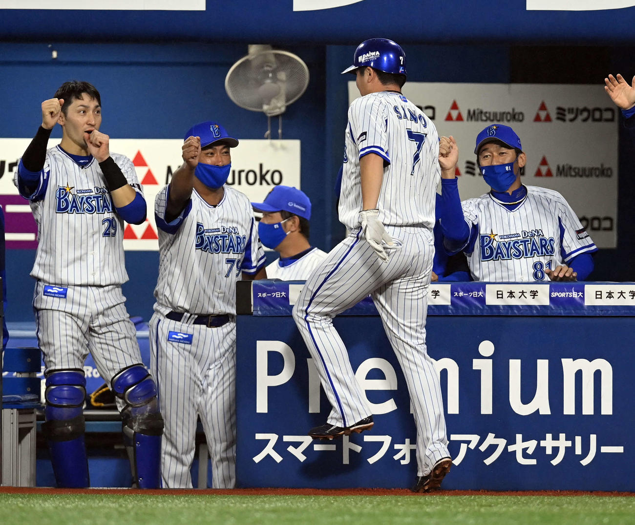 DeNA対広島　1回裏DeNA1死二塁、オースティンの適時三塁打で生還した佐野恵太を迎える三浦監督らナイン（撮影・たえ見朱実）