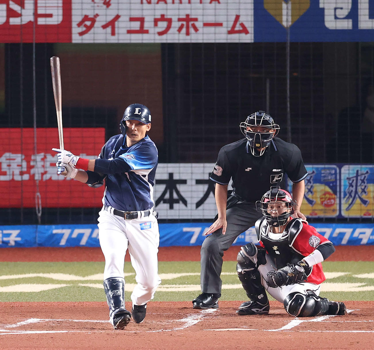 ロッテ対西武　1回表西武1死一、二塁、適時二塁打を放つ栗山（撮影・河野匠）