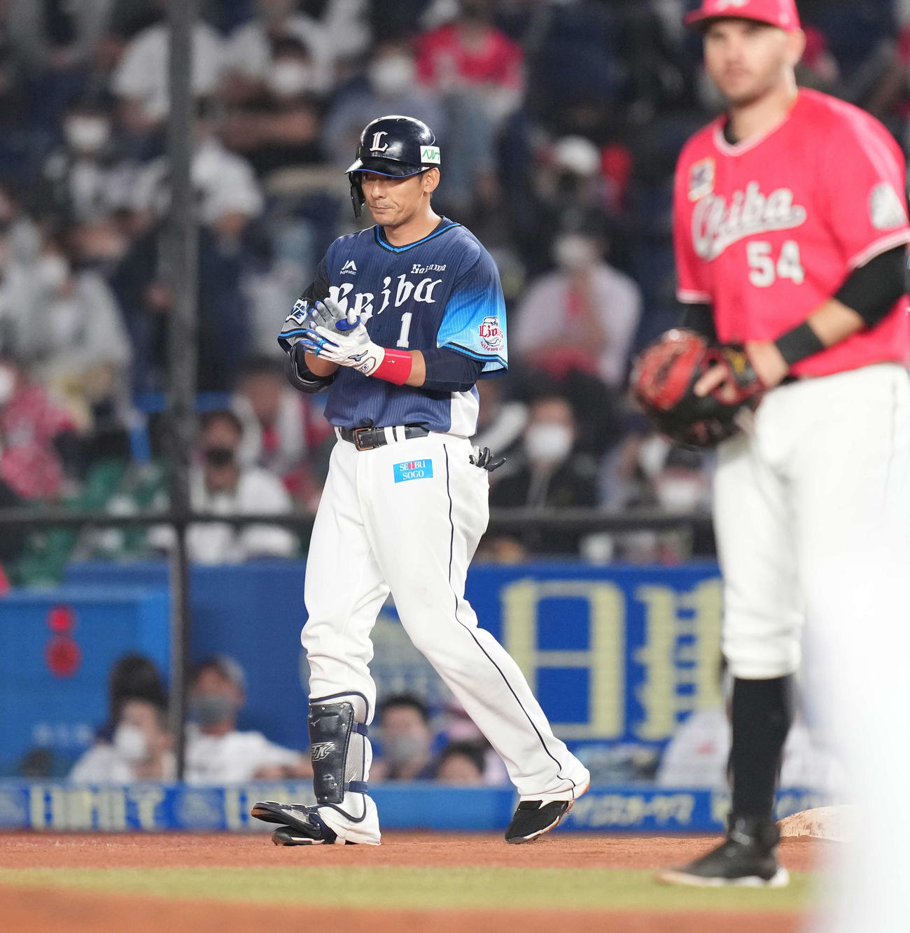 ロッテ対西武　6回表西武1死一、二塁、右前打を放ち手をたたく栗山（撮影・鈴木みどり）