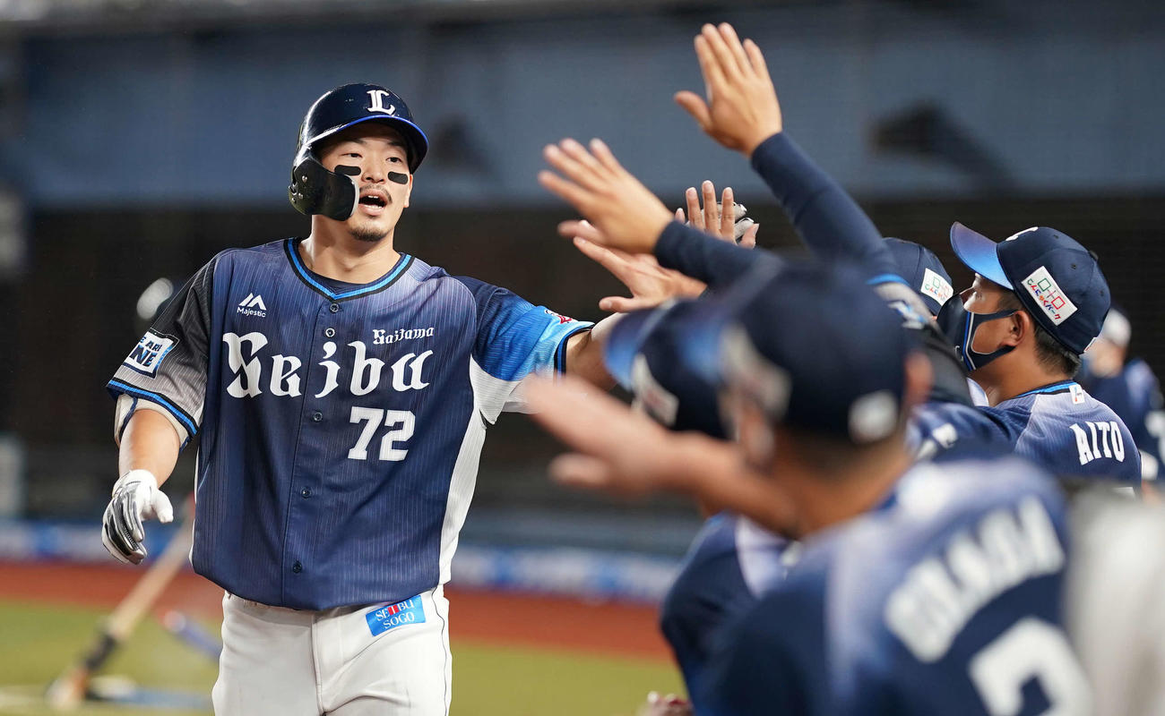 ロッテ対西武　4回表西武無死、右越えソロ本塁打を放った川越はナインとハイタッチ（撮影・鈴木みどり）