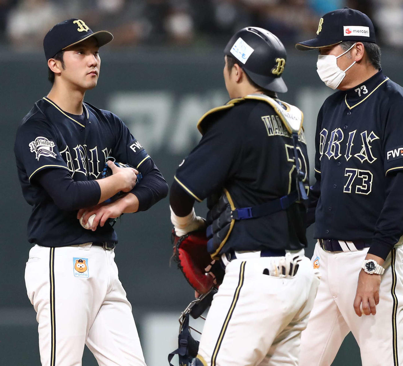 日本ハム対オリックス　4回途中で降板する田嶋（左）（撮影・黒川智章）