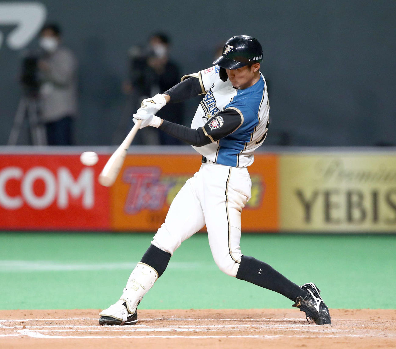 日本ハム対オリックス　7回裏日本ハム無死一、二塁、右翼線に適時二塁打を放つ石井（撮影・黒川智章）
