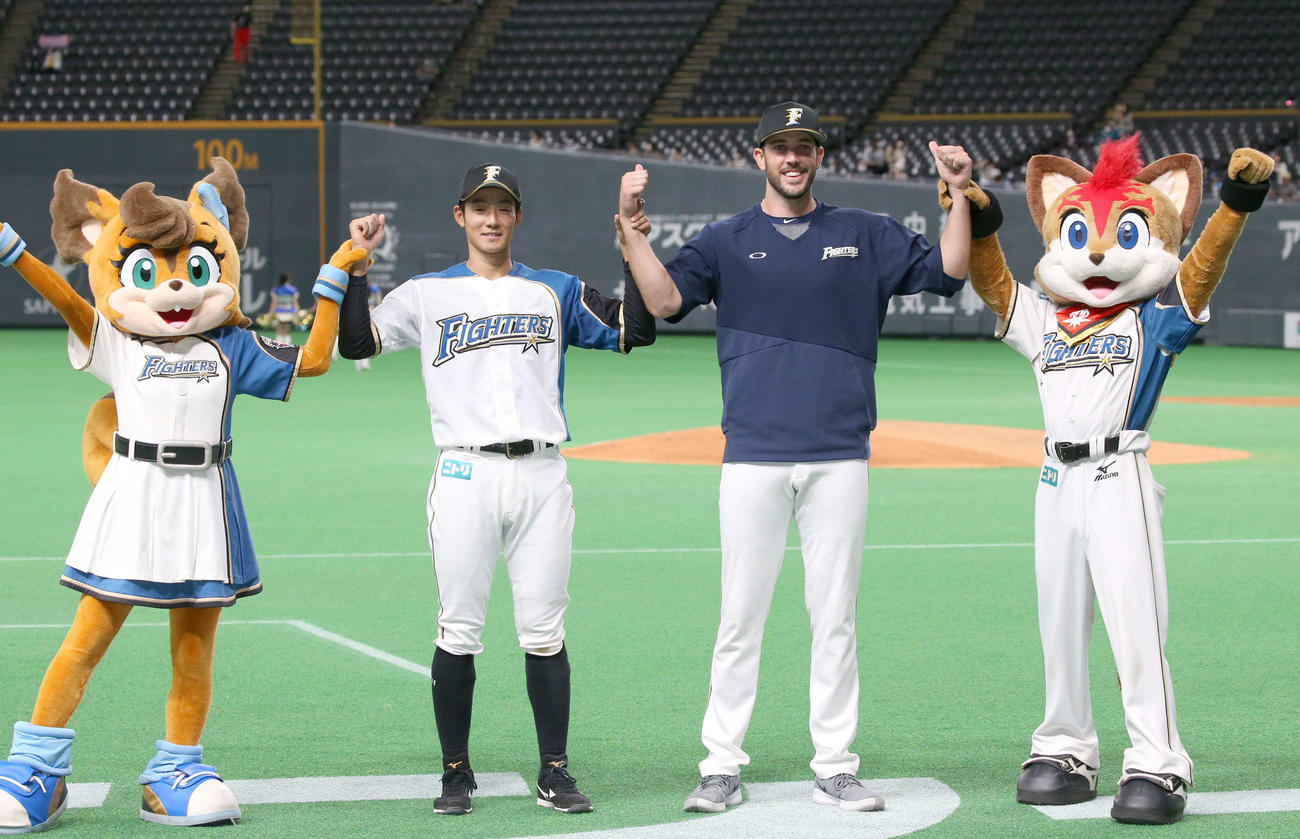 日本ハム対オリックス　笑顔でガッツポーズする石井（左）とバーヘイゲン（撮影・黒川智章）