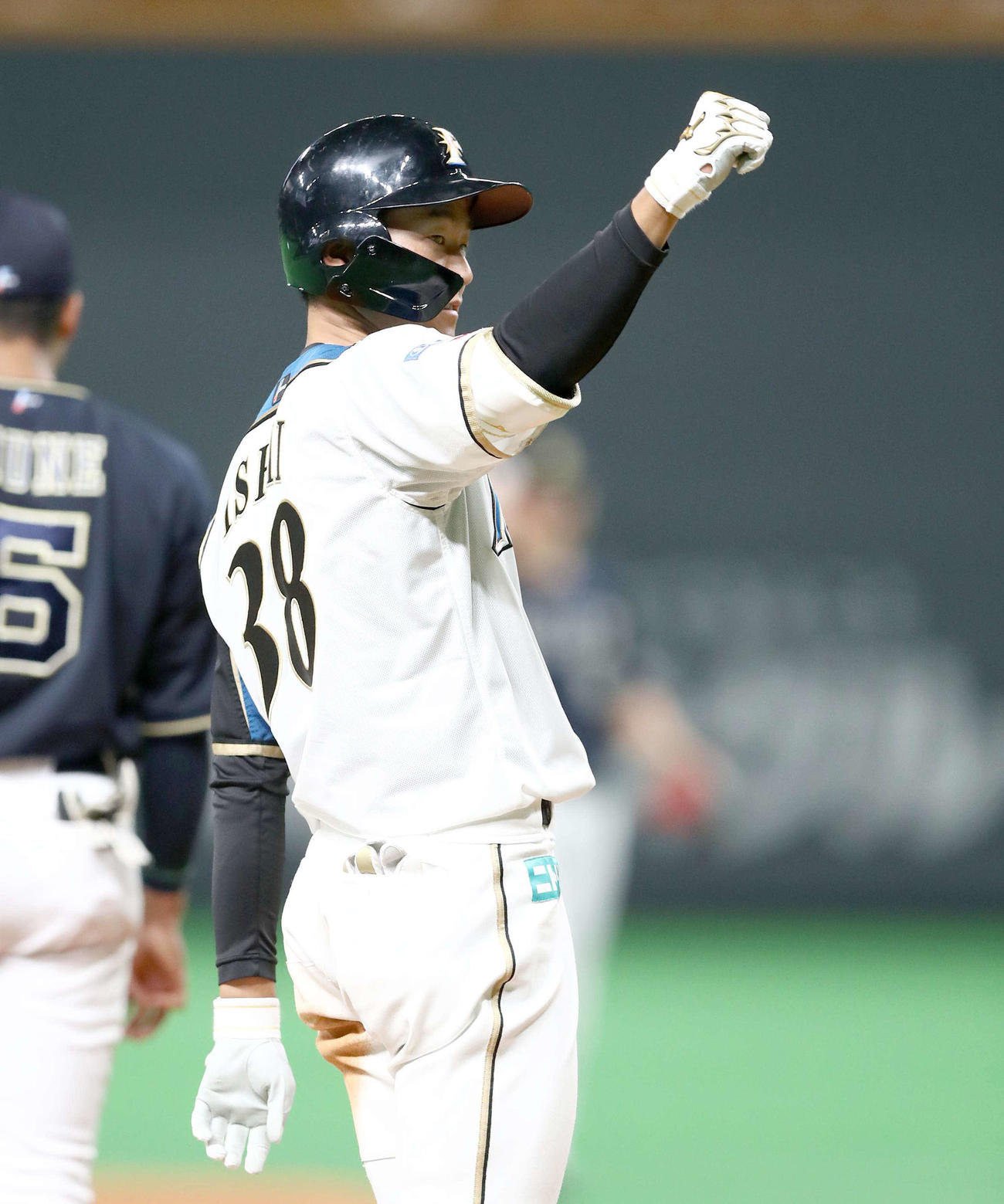 日本ハム対オリックス　2回裏日本ハム2死一塁、右越え適時三塁打を放ちガッツポーズの石井（撮影・黒川智章）