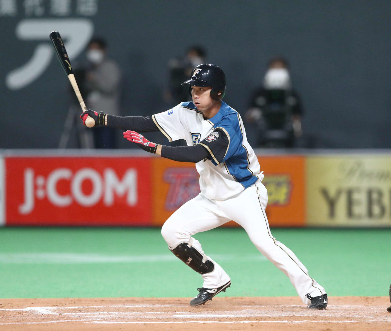 日本ハム対オリックス　7回裏日本ハム1死一、二塁、二ゴロに終わる宮田（撮影・黒川智章）