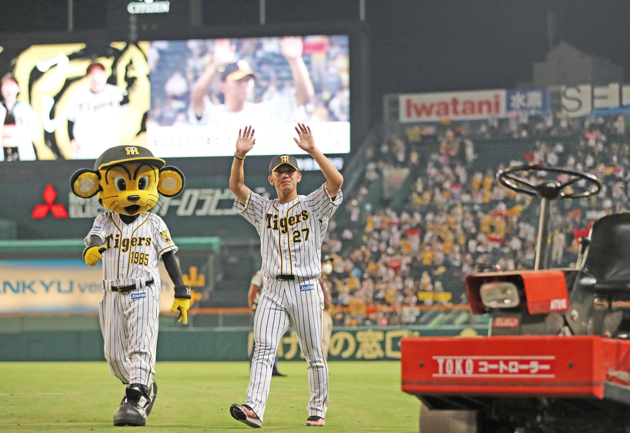 阪神対中日　試合後、ファンにあいさつする阪神伊藤将（撮影・清水貴仁）