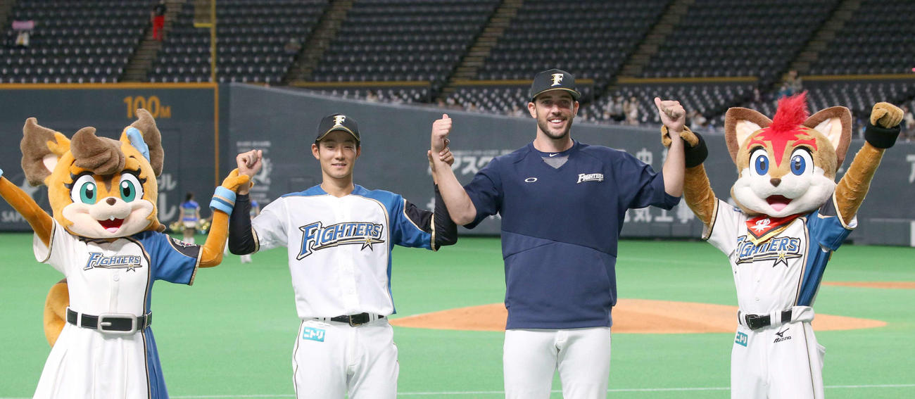 日本ハム対オリックス　笑顔でガッツポーズする日本ハム石井（左）とバーヘイゲン（撮影・黒川智章）