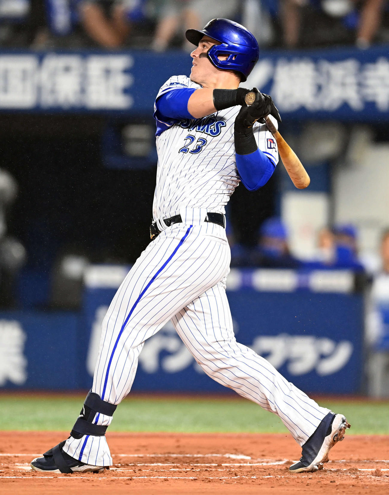 DeNA対広島　1回裏DeNA1死二塁、右越え適時三塁打を放つオースティン（撮影・たえ見朱実）