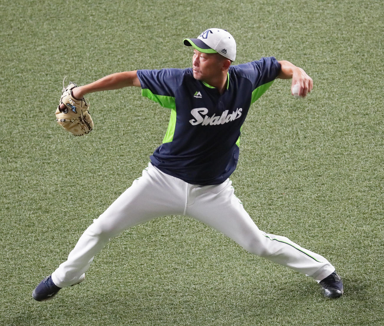 巨人対ヤクルト　キャッチボールで調整するヤクルト石川（撮影・足立雅史）