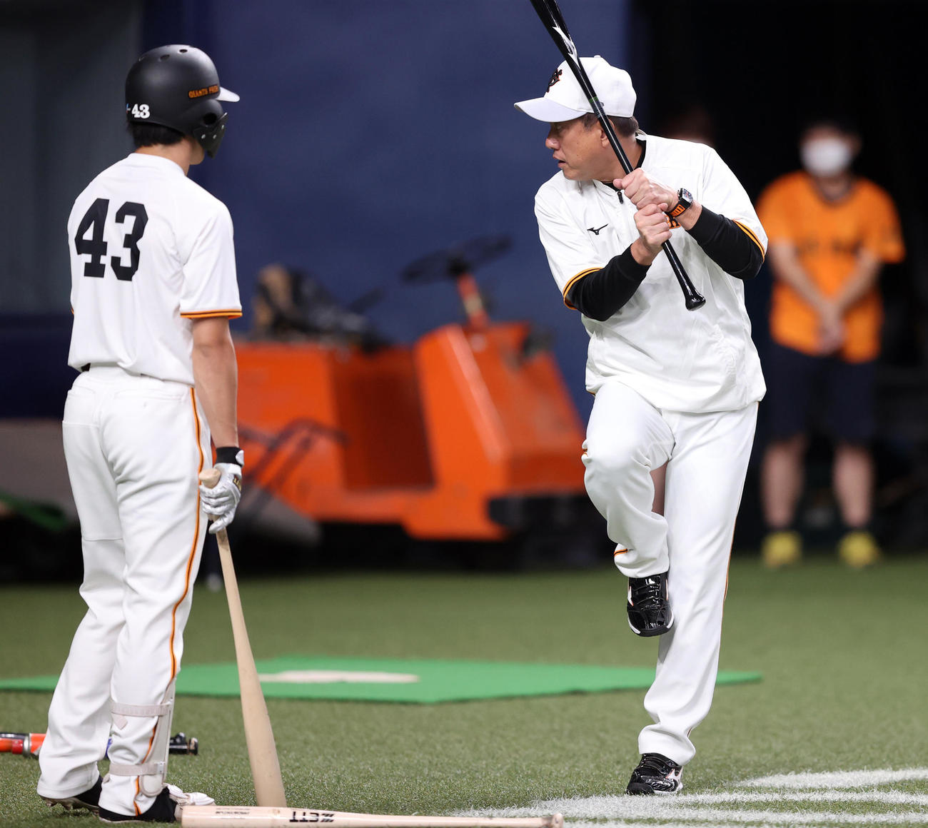 巨人対ヤクルト　試合前の練習で重信（左）に1本足打法を披露する原監督（撮影・狩俣裕三）