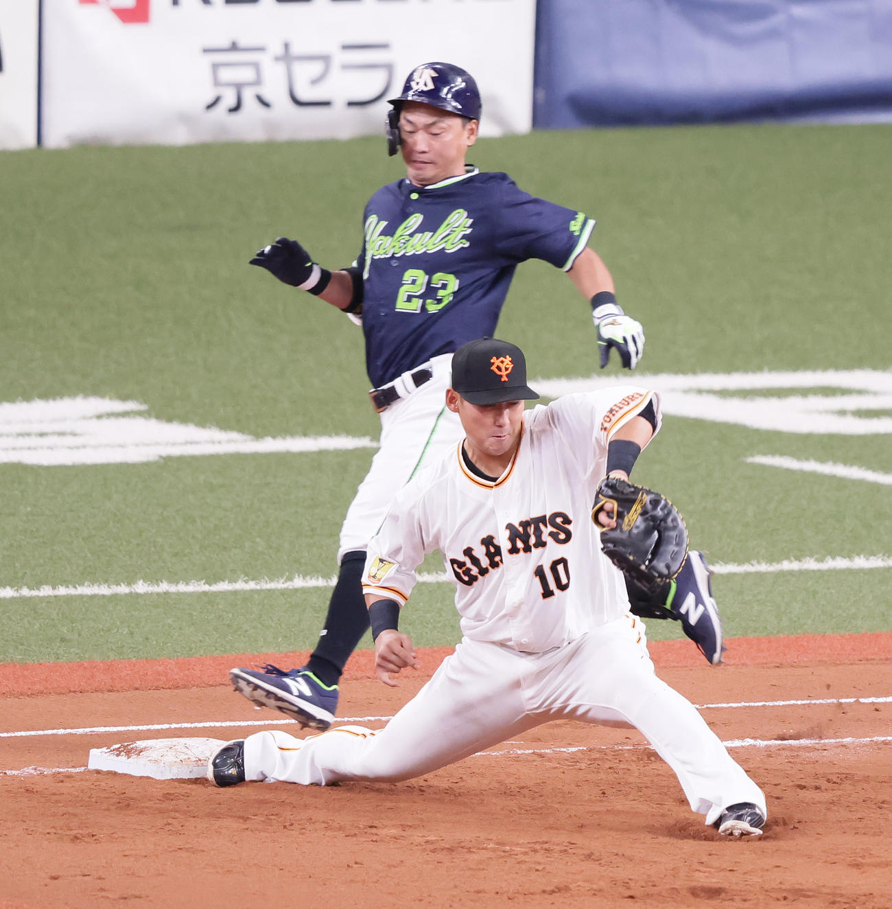 巨人対ヤクルト　5回表ヤクルト2死一塁、坂本の送球をうまく処理し青木（後方）を遊ゴロとする一塁手中田（撮影・足立雅史）