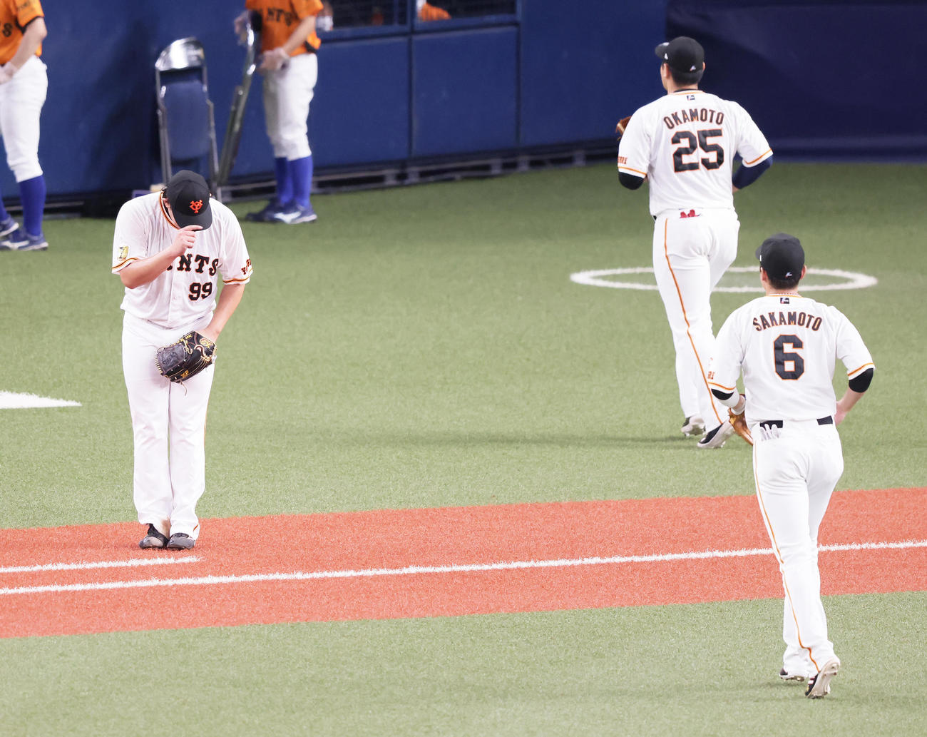 巨人対ヤクルト　7回に好捕を見せた巨人坂本（右手前）にお辞儀する山口（撮影・足立雅史）