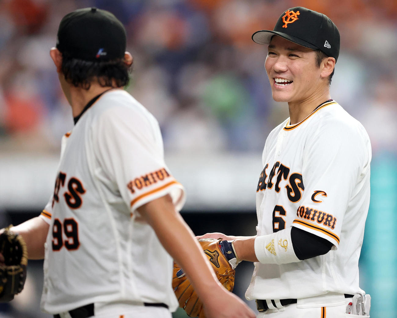 巨人対ヤクルト　7回表を終え、山口（左）に笑顔を見せる坂本（撮影・狩俣裕三）