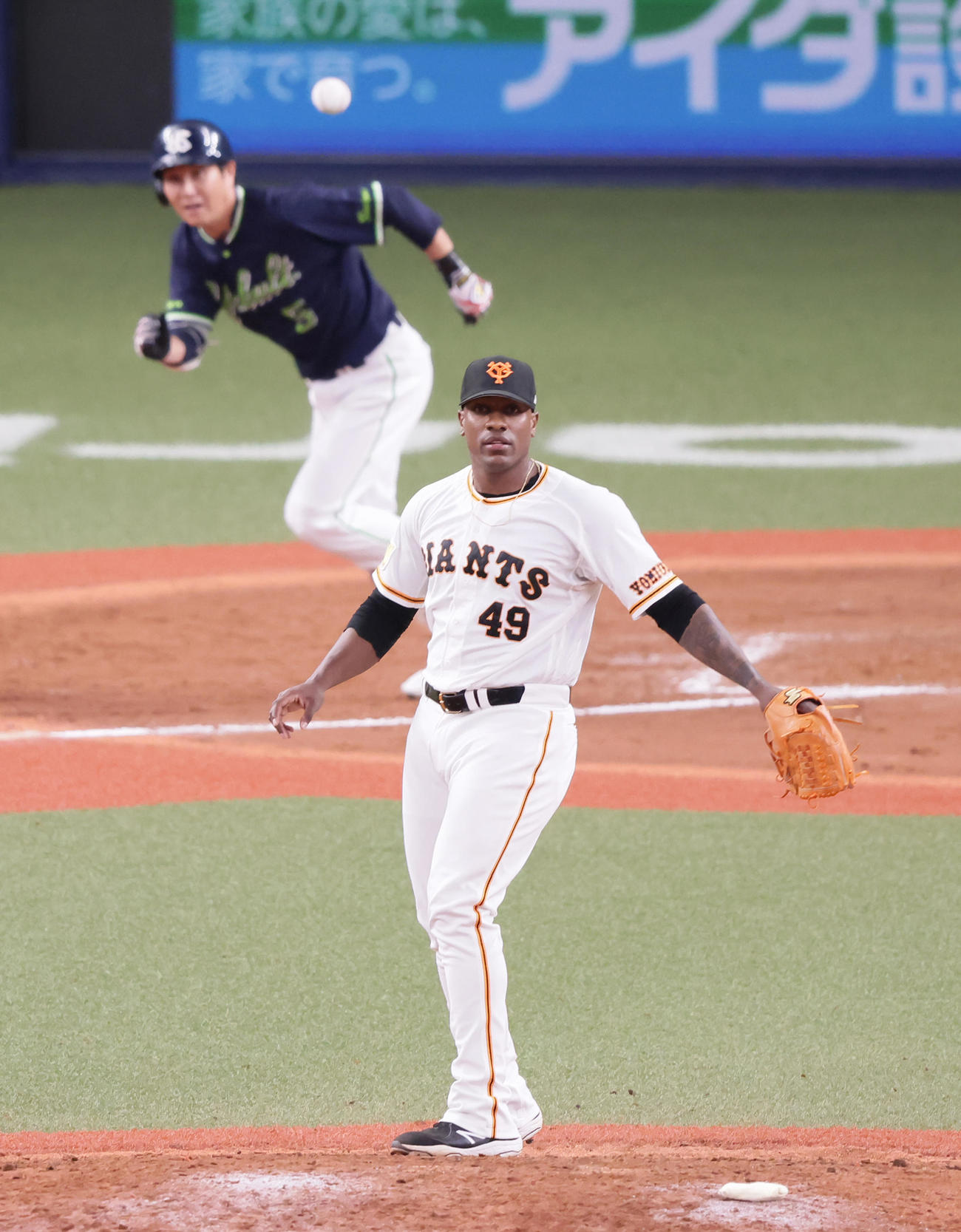 巨人対ヤクルト　9回表ヤクルト1死三塁、代打川端に中前適時打を浴び連続無失点試合がストップしたビエイラ（撮影・足立雅史）