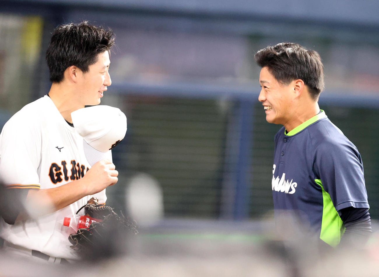巨人対ヤクルト　試合前に談笑する広岡（左）と高橋（撮影・狩俣裕三）