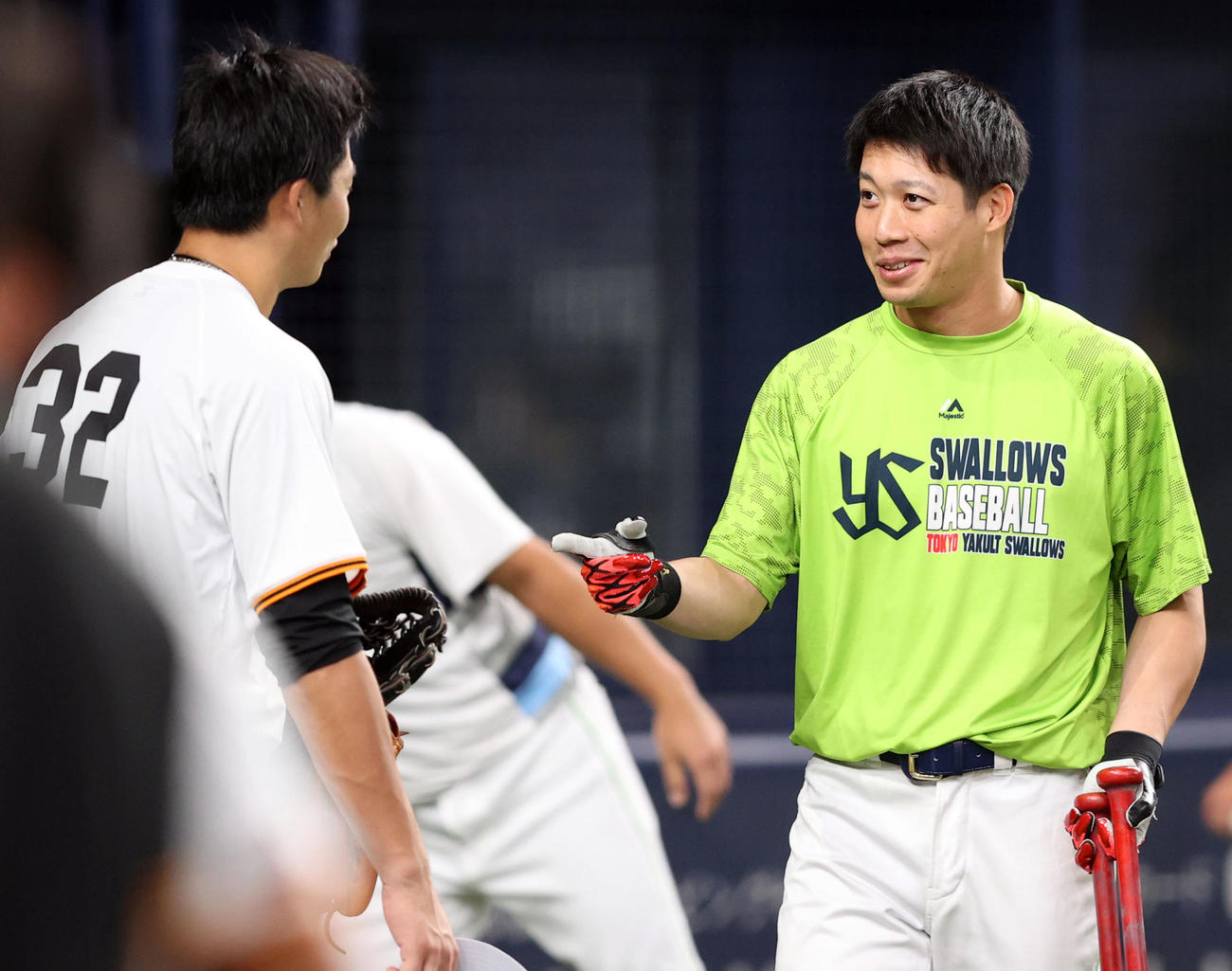 巨人対ヤクルト　試合前に談笑する広岡（左）と山田（撮影・狩俣裕三）