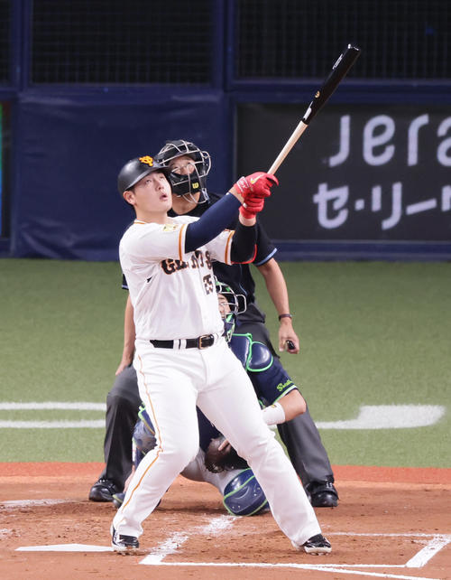 巨人対ヤクルト　2回裏巨人無死、岡本和は左越え本塁打を放つ。投手石川（撮影・足立雅史）