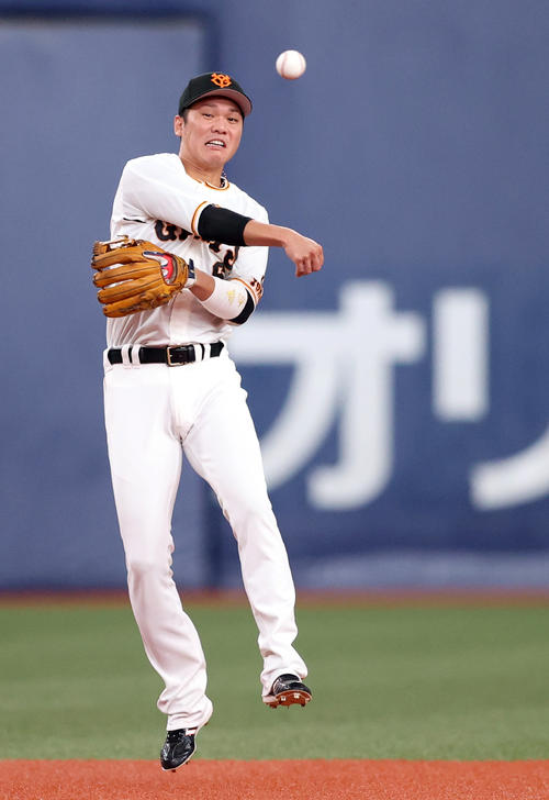巨人対ヤクルト　5回表ヤクルト2死一塁、青木の遊ゴロで好守を見せる坂本（撮影・狩俣裕三）