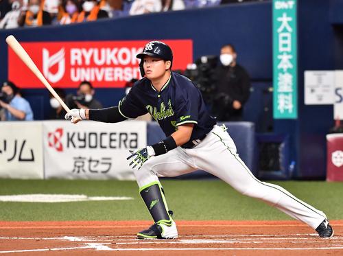 巨人対ヤクルト　6回表ヤクルト1死、左前安打を放つ村上（撮影・上田博志）