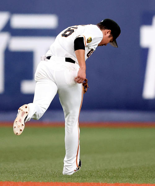 巨人対ヤクルト　7回表ヤクルト無死、中村の遊直を好捕する坂本（撮影・狩俣裕三）