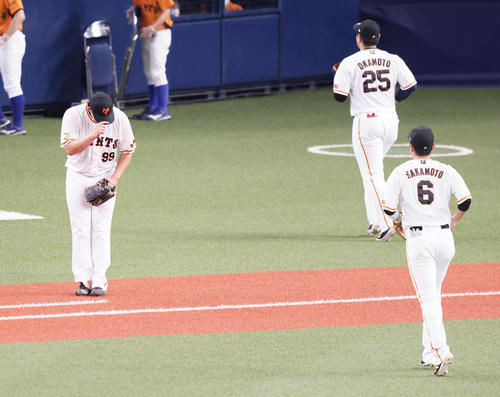 巨人対ヤクルト　7回に好捕を見せた巨人坂本（右手前）にお辞儀する山口（撮影・足立雅史）
