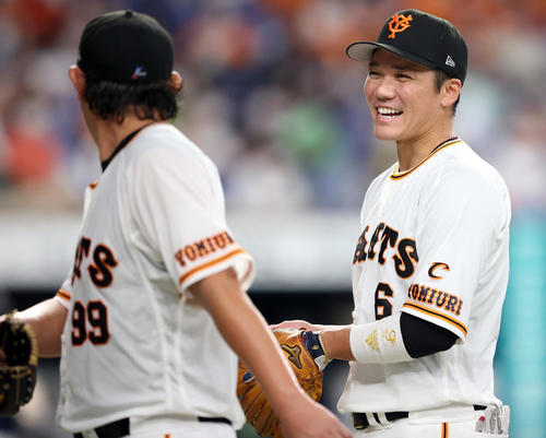 巨人対ヤクルト　7回表を終え、山口（左）に笑顔を見せる坂本（撮影・狩俣裕三）