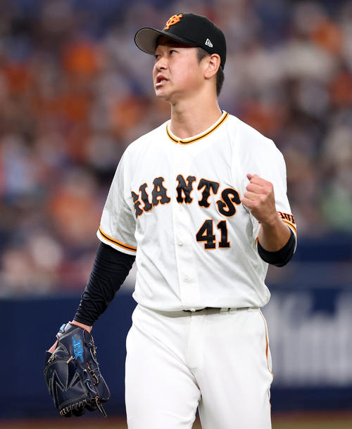 巨人対ヤクルト　8回表ヤクルト2死一、三塁、村上を二ゴロに打ち取り、ガッツポーズを見せる中川（撮影・狩俣裕三）