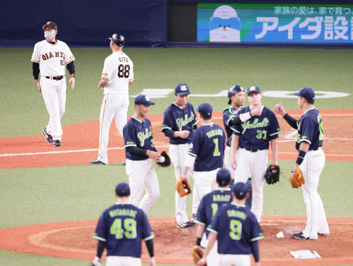 巨人対ヤクルト　引き分けに終わりタッチを交わすヤクルトナインを前にグラウンドへあいさつへ向かう巨人原監督（後方左）（撮影・足立雅史）