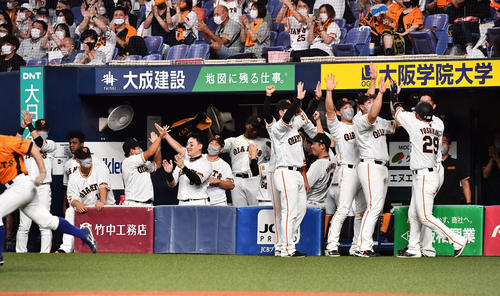巨人対ヤクルト　9回裏巨人1死二塁、吉川（右）は若林の中越え同点適時二塁打で生還しナインとハイタッチで喜ぶ（撮影・上田博志）