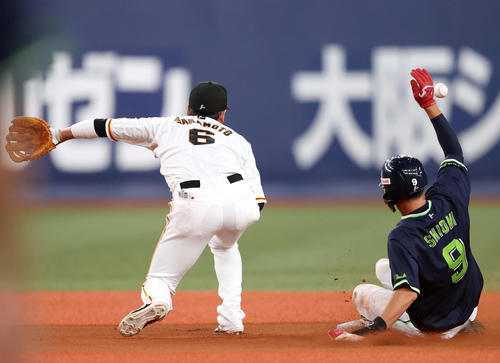 巨人対ヤクルト　1回表ヤクルト無死一塁、山口の悪送球を捕り損なう坂本（左）。右は塩見（撮影・狩俣裕三）
