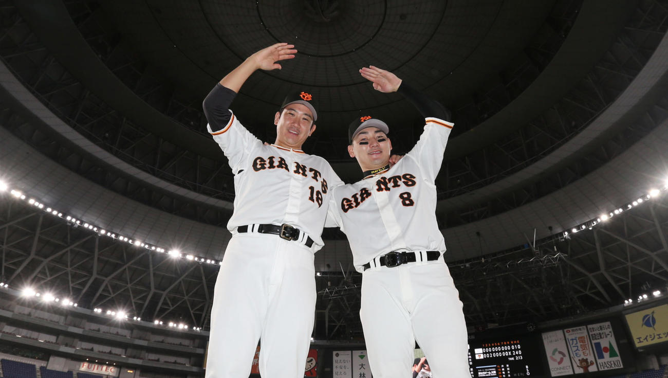 ヒーローインタビュー後、丸ポーズを決める菅野（左）と丸（撮影・狩俣裕三）