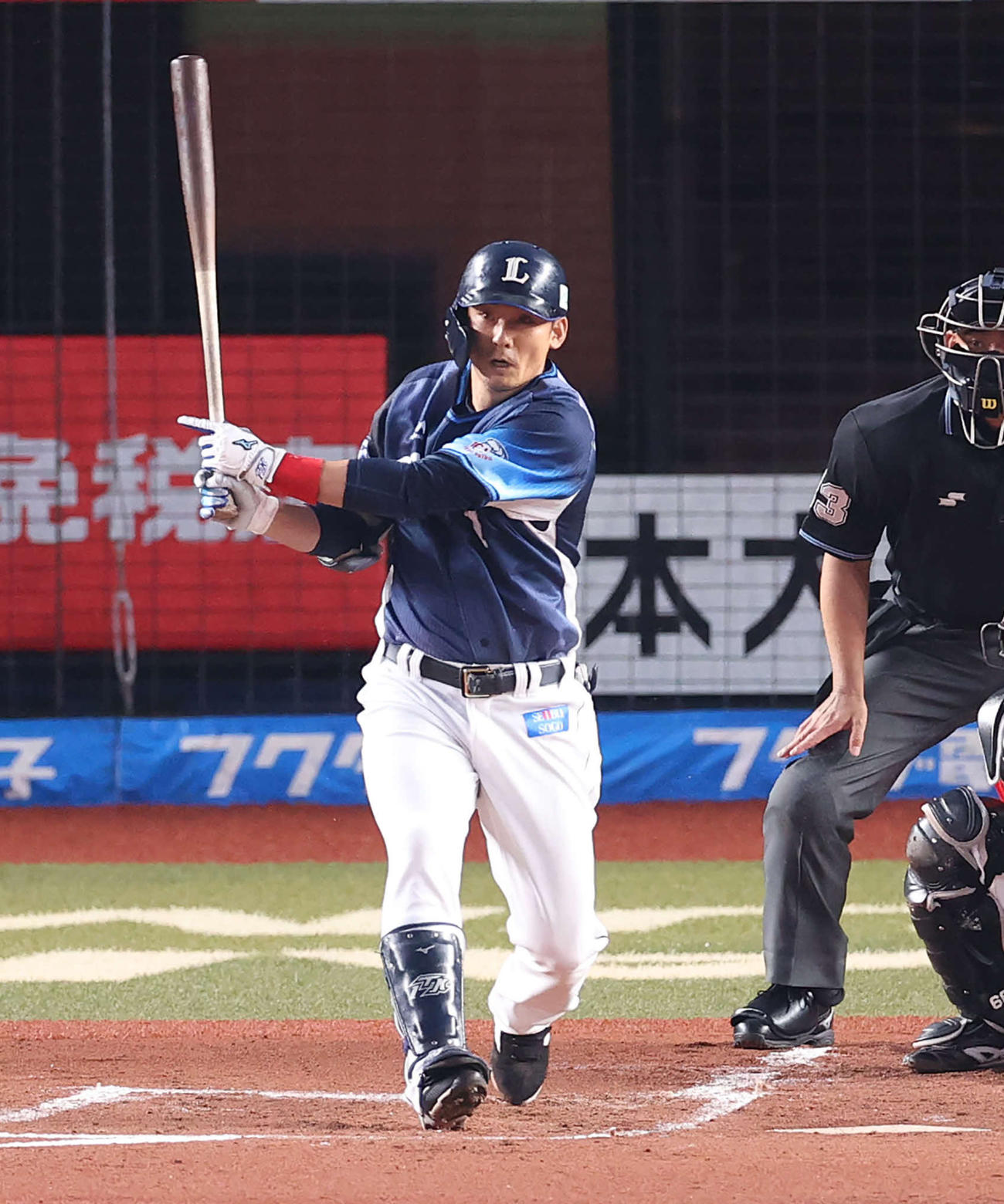 1回表西武1死一、二塁、適時二塁打を放つ栗山（撮影・河野匠）