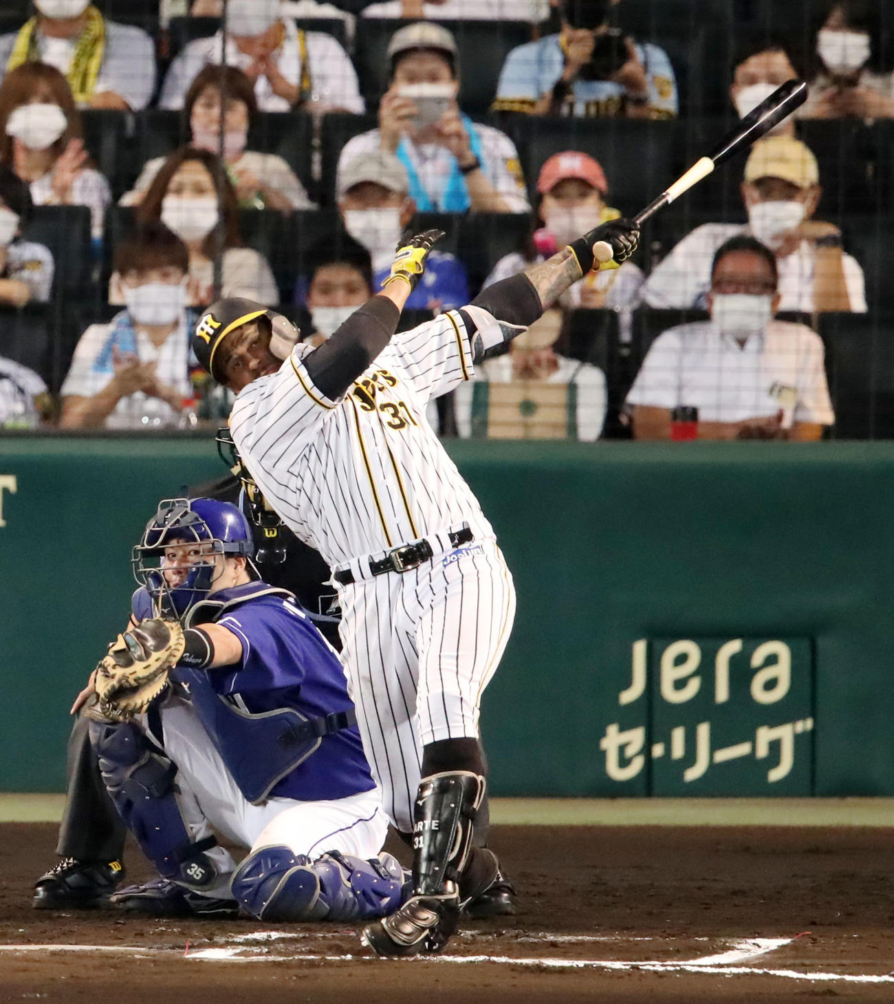 6回裏阪神1死二塁、マルテは中前に同点適時打を放つ（撮影・加藤哉）