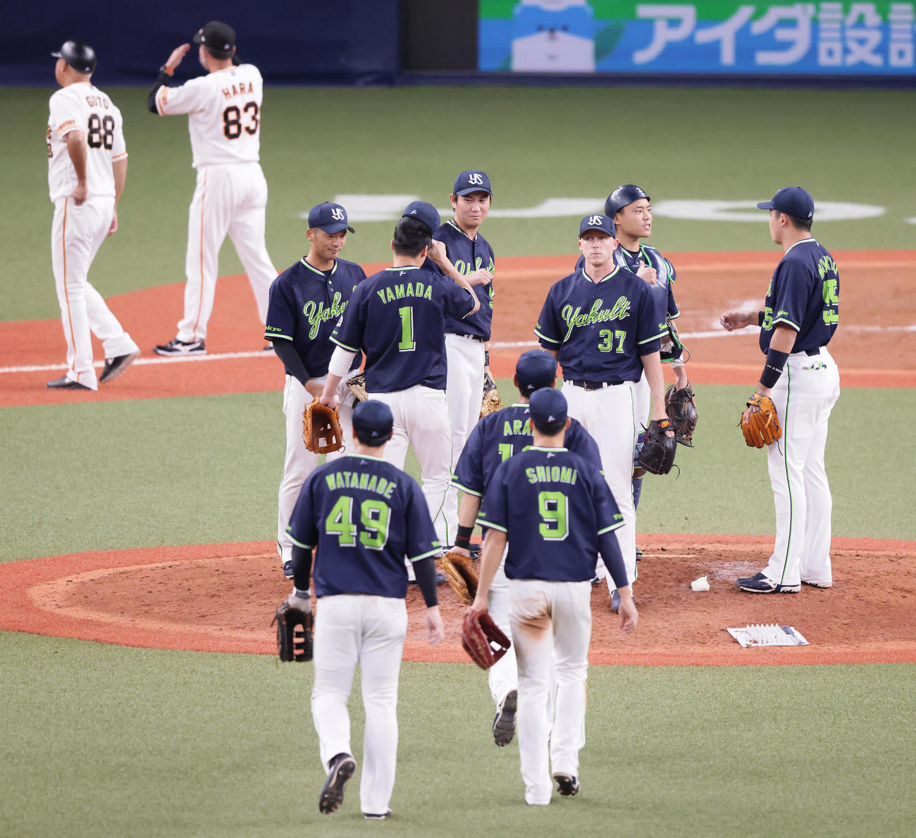 巨人対ヤクルト　引き分けに終わりマウンドでタッチを交わすヤクルト川端（中央左から3人目）ら（撮影・足立雅史）
