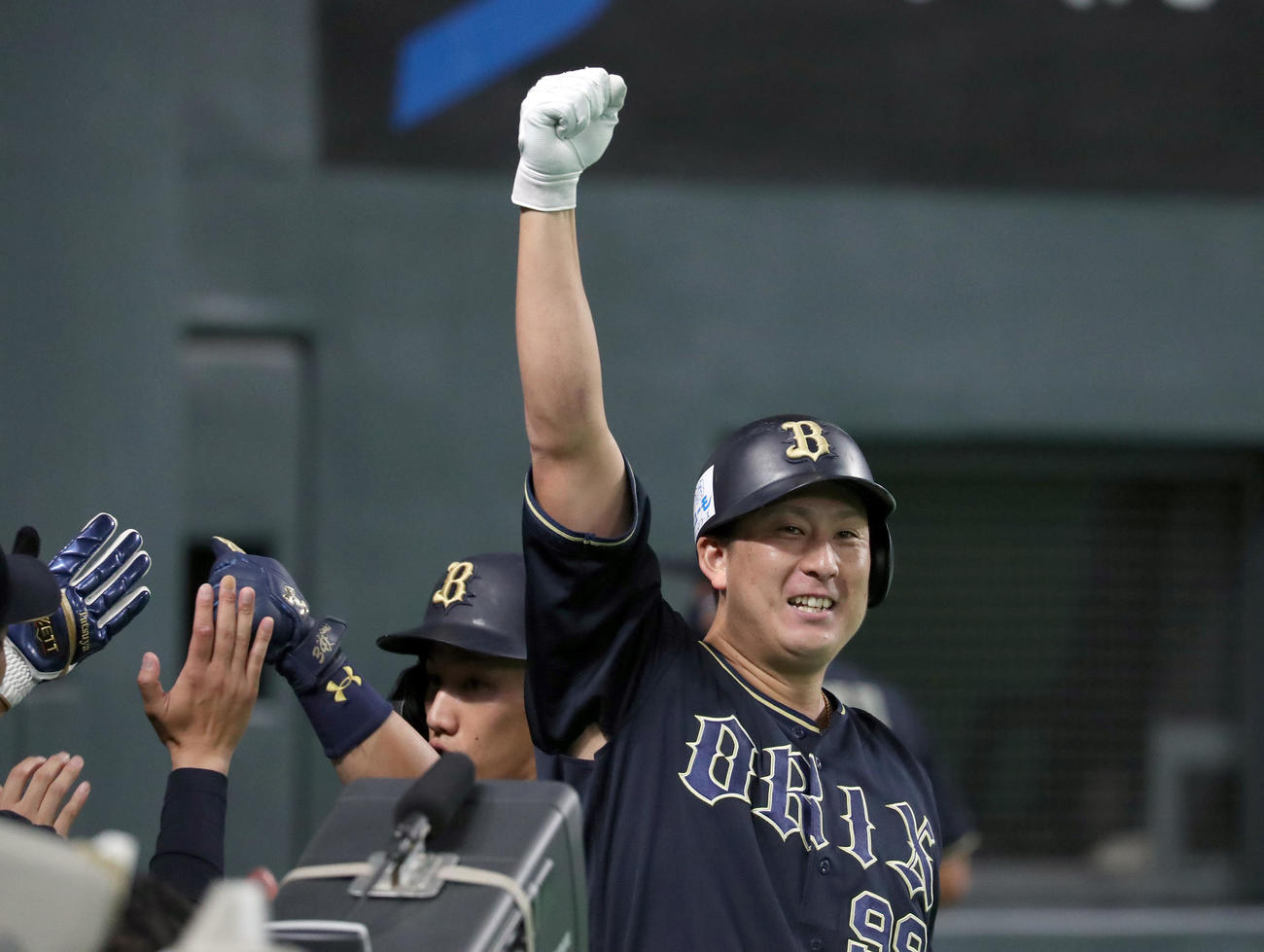 日本ハム対オリックス　9回表オリックス1死二塁、杉本は同点となる左越え2点本塁打を放ち昇天ポーズをする。左奥はグータッチをする吉田正（撮影・佐藤翔太）
