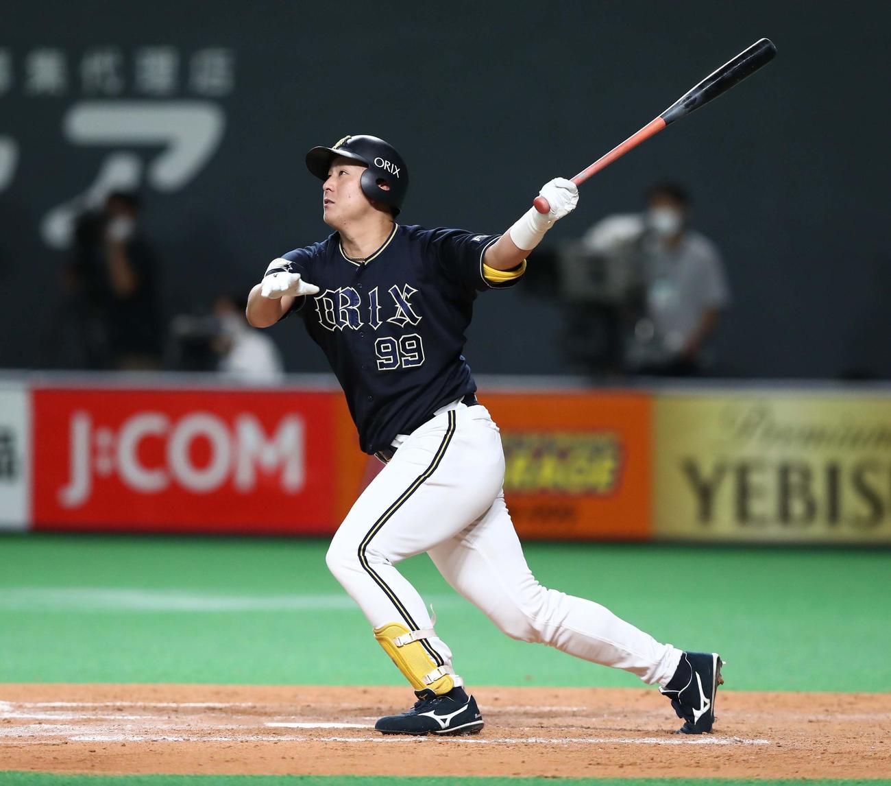 日本ハム対オリックス　9回表オリックス1死二塁、左越え2点本塁打を放つ杉本（撮影・黒川智章）