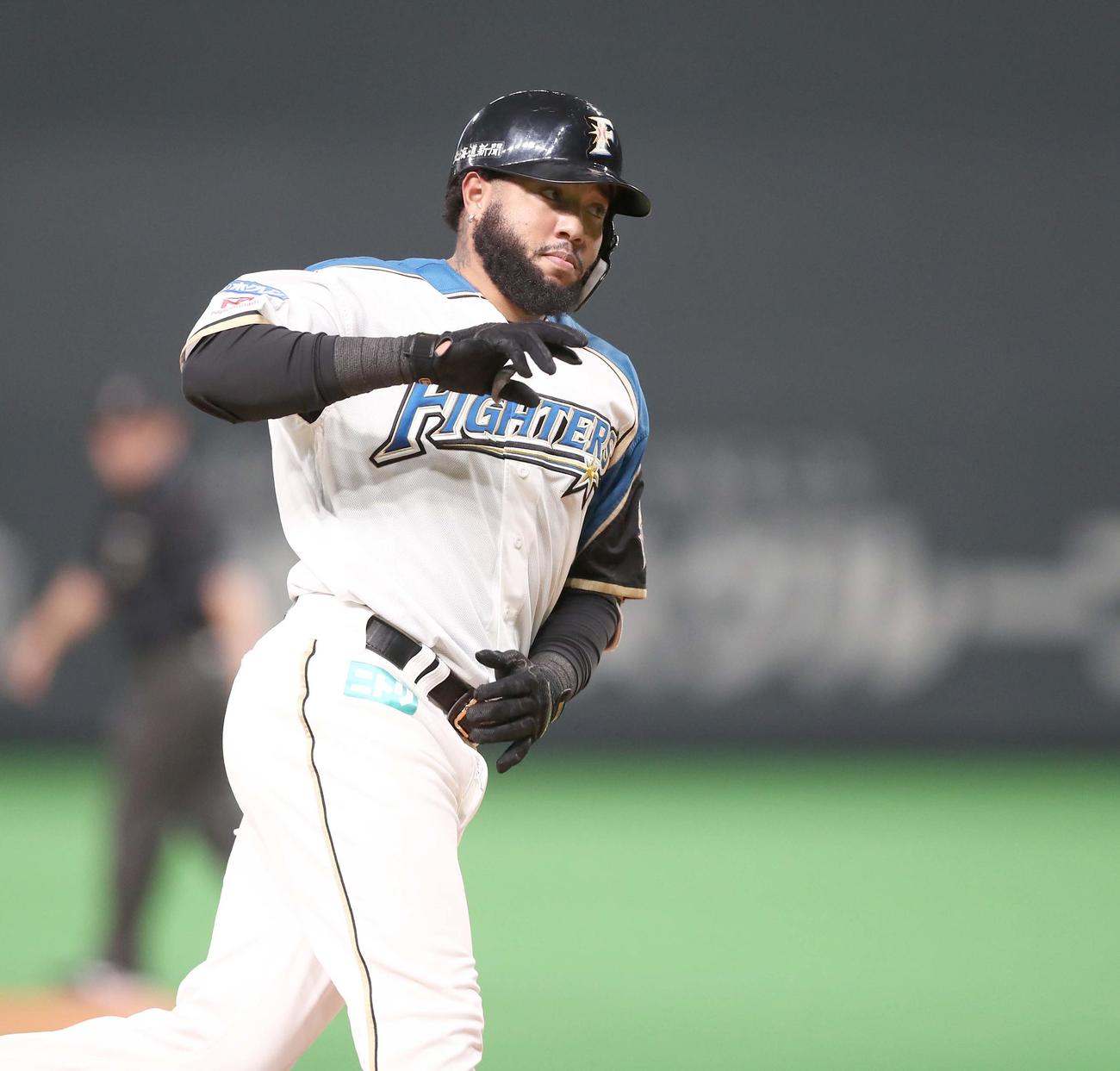 日本ハム対オリックス　5回裏日本ハム無死、左越え本塁打を放ち三塁を回るR・ロドリゲス（撮影・黒川智章）