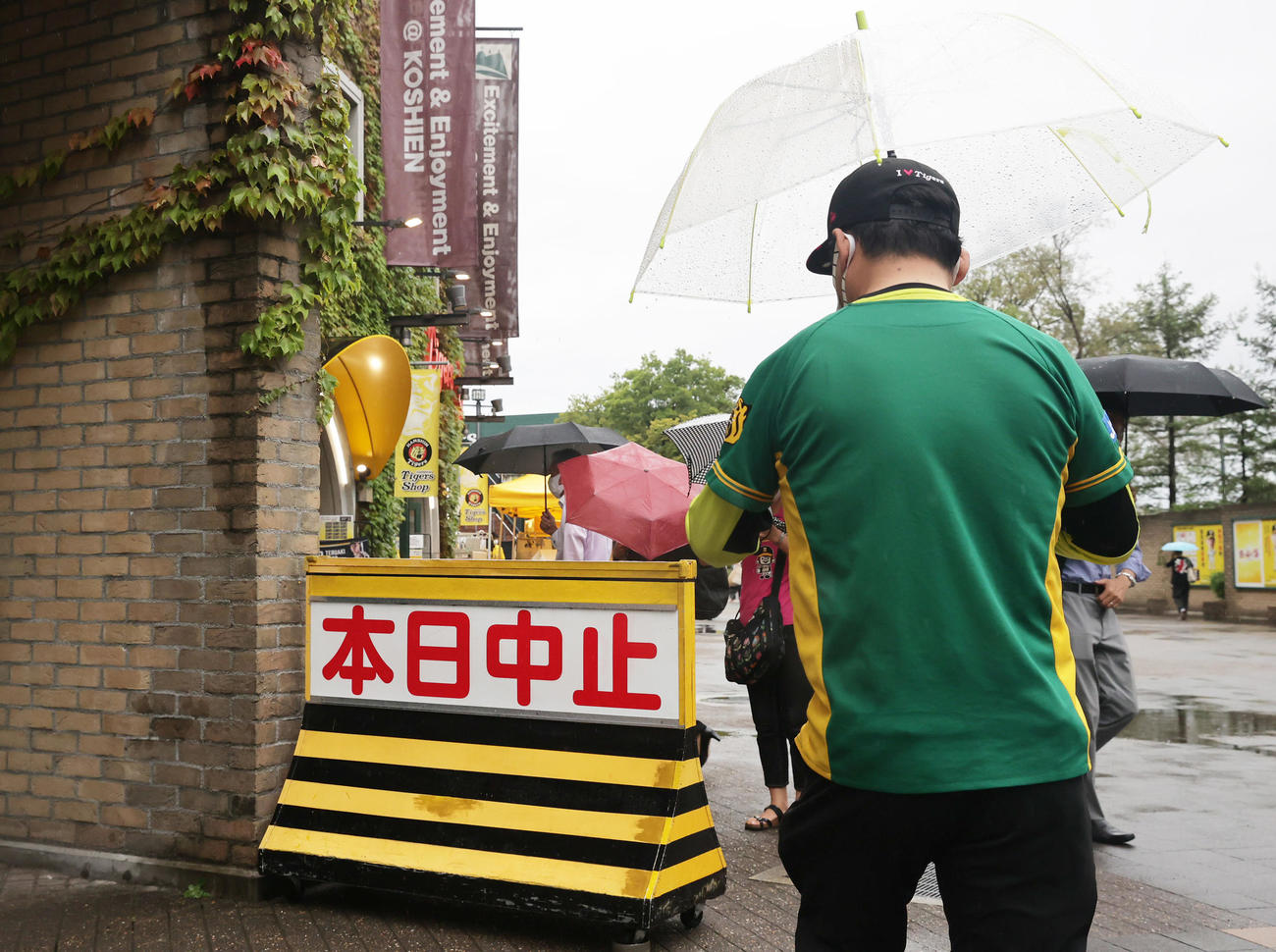 阪神対中日　悪天候のため甲子園での試合は中止となる（撮影・清水貴仁）