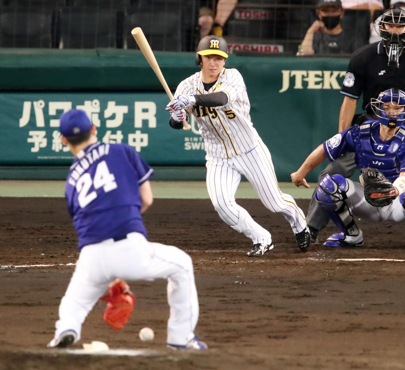 8月31日の阪神戦の3回、中日福谷に近本の打球が当たる