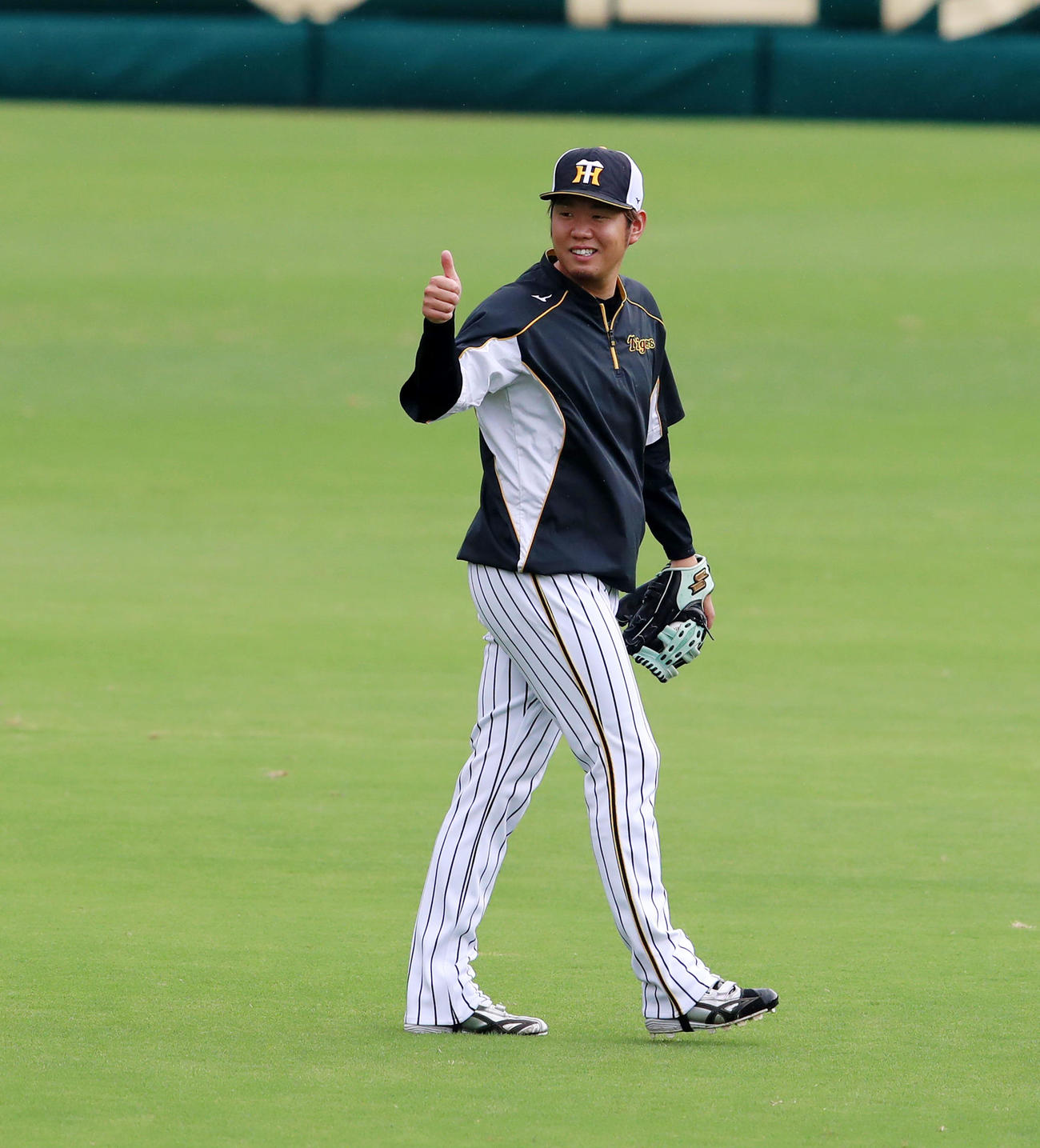 外野でキャッチボールする西勇輝は手でサムアップポーズをつくる（撮影・加藤哉）