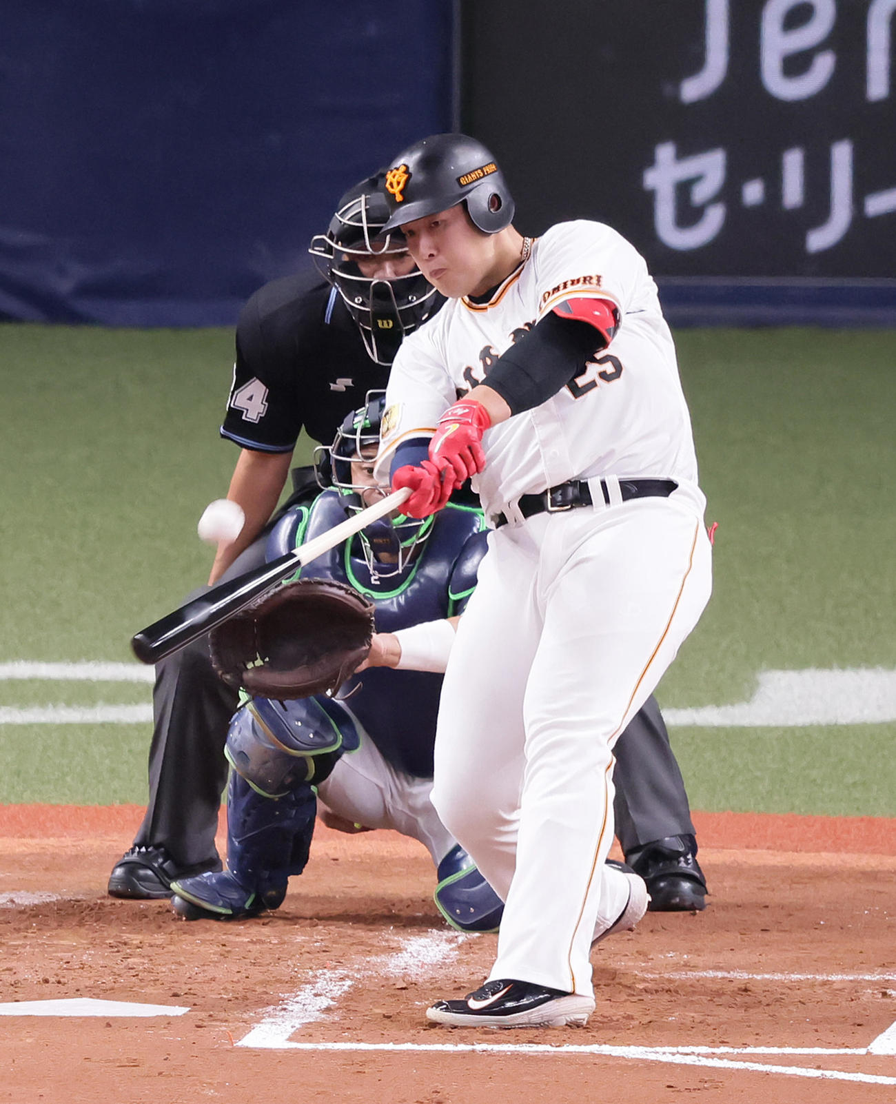 巨人対ヤクルト　2回裏巨人無死、岡本和は左越え本塁打を放つ（撮影・足立雅史）