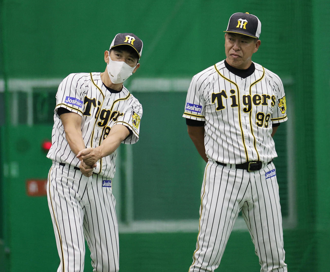 井上ヘッドコーチ（右）と話し合う阪神矢野監督（撮影・清水貴仁）