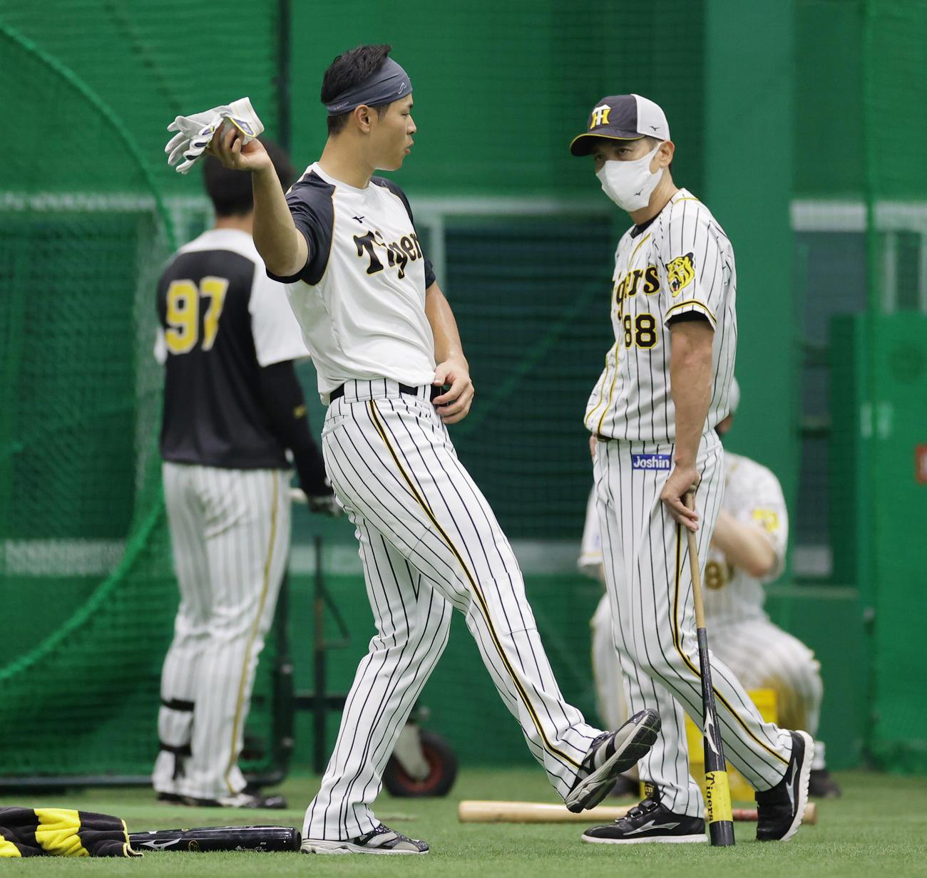 矢野監督（右）から打撃指導を受けイメージを確認する佐藤輝（撮影・清水貴仁）