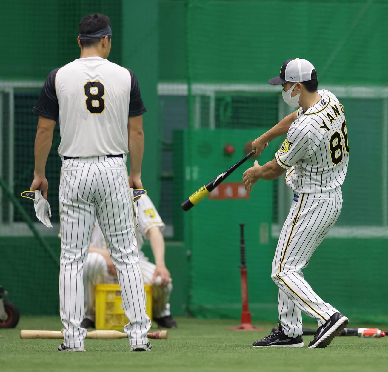 矢野監督（右）から打撃指導を受ける佐藤輝（撮影・清水貴仁）